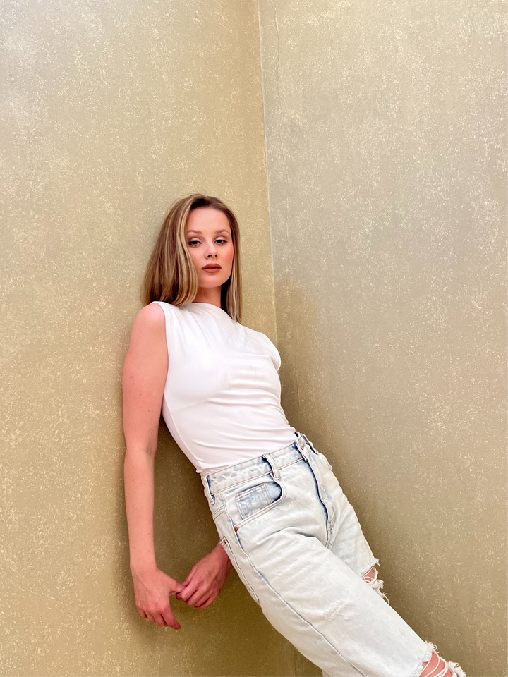basic top in white